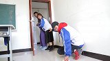 班级进行地震演练，学渣竟为一包辣条放弃逃生，被老师狠狠教育