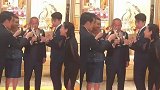 可爱！邓伦跟着舒淇学淑女蹲 气质拿捏得十分到位