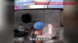 厨师向锅里吐口水后继续出餐，还将扫把放锅内涮洗，涉事门店回应