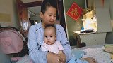 二胎哥哥陪妹妹玩