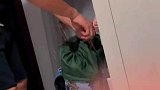 兵哥哥退伍回家后，给妻子献宝结果从包里掏出个大黄盆