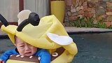小宝宝：“爸爸，这个游泳圈有点重啊！”