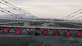 时薪千元的工作了解一下！300米高空给玻璃悬廊贴膜，你敢来吗