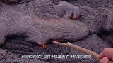 战斗民族硬核操作！穿着耐火鞋踩岩浆，脚真的不会受伤？