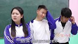 学生玩砸奖游戏，砸中什么给什么，没想女同学一箭双雕一下砸俩！