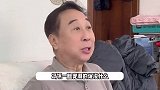 68岁冯巩房子内景曝光，屋内空间狭小脏衣服到处扔，地上堆满了纸箱