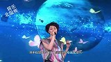 李嫣在国外无架子，路边花太美蹲下就摆pose，依旧用头发挡嘴