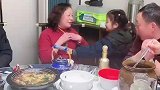 奶奶把好东西给孙女，可是一转头就到媳妇手上