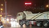 不要命！深圳一载客电动车和大货车抢道 乘客被碾压当场身亡