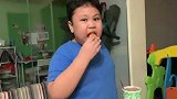 自闭症男孩吃到炸鸡嚎啕大哭：封锁数月后第一次