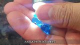 大叔海边寻宝，不料发现大量宝石，能买栋别墅？
