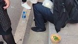 大叔徒步30多公里饿晕路边，路人见状纷纷伸出援手