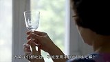 富婆花16万学吃香蕉，一口就停下，吃完才发现钱花的值