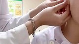 护士小姐姐想打耳洞，同事直接用滞留针帮忙扎了一个