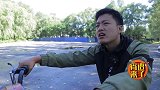 小偷骑车想抢包，谁料却中了大妈的圈套，结局太搞笑了