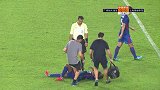 郜林挑传禁区找保利尼奥 艾迪倒地解围脸部疑似受伤