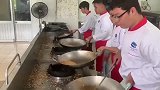 越南版新东方烹饪学校果然舍得花钱，我们炒沙子，人家炒玉米