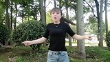 公园跳舞的小姐姐长相甜美，身材苗条！