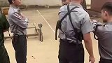 缅甸警察是这样惩罚小偷的，你们怎么看？