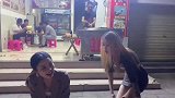那些社会性死亡的尴尬场面，美女大街上跳舞，路人十分尴尬！