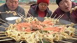 韩国一家三口吃铁锅海鲜鱼糕汤，儿子也太能吃了