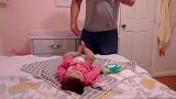 爸爸给宝宝换纸尿裤，被熏得不停作呕要吐，动作瞬间逗笑宝妈