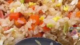 男子吐槽女友做饭没油水，女友特意做了有油水的蛋炒饭