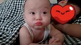 小宝宝刚学了吐口水，就在床上不停地练习，小表情好逗啊！