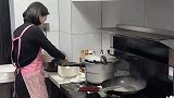 妻子素颜在家做饭带孩子