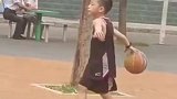 小男孩打篮球小小年纪这么优秀