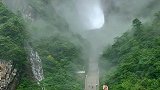 天门洞吞云吐雾，大自然的鬼斧神工