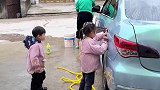 两姐弟这是帮老爸省去了好多油钱