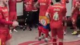 利物浦球员们在更衣室开香槟疯狂庆祝