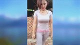 穿搭朴素不代表没有魅力，微胖辣妈休闲装也很有风韵美