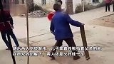 广东一对父子发生冲突，儿子用铁锹指着父亲的脸，随后竟拿起粪水泼向父亲