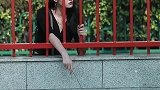 这位大叔是不是太坏了不过听说女孩子就喜欢坏坏的男生，对吗