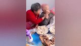 百岁奶奶真傲娇，埋怨二姑不给自己肉吃，太搞笑了