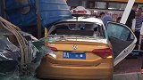 哈尔滨一货车疑闯黄灯侧翻 整个压出租车上致5伤