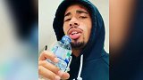 录完视频得被打死！热苏斯忘情歌唱+喷射亲妈一身水