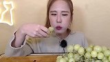 韩国美女吃绿宝石水晶葡萄，吃出了一种家里有矿的感觉