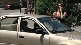 故意躲在垃圾桶内，导致路人推垃圾桶撞到别人的车，路人非常尴尬