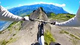 小伙不怕死，山顶悬崖骑行
