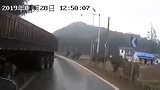 监控曝光！大货车过弯突然甩尾 公交被撞翻致5伤