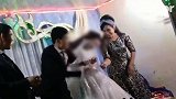 婚礼上新娘赢了小游戏 新郎当场翻脸朝她挥拳