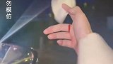 小姐姐用名片玩指尖陀螺，最后一下显真功夫