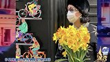 金星手捧鲜花拍照，口罩反戴显年轻，穿的毛衣都起球了