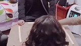2021牛年大吉 西安新闻 不一般！西安一位大爷一边吸氧气一边陪儿女打麻将，网友：千万别让老爷子输了