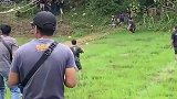 村民看见目标出现，立马朝着目标扔泥巴