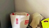 给老人买了个冰箱，没想到老人当衣柜用