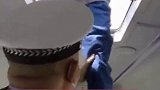 惊！宁夏银川一男子站在校车顶上摇摇欲坠，竟是为了给孩子采摘槐花！